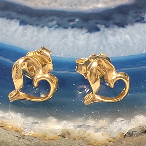 14k Small Heart Earrings. - Picture 14 of 14